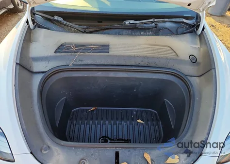 2021 Tesla Model Y z USA, uszkodzony, nr VIN 5YJYGDEE9MF109252